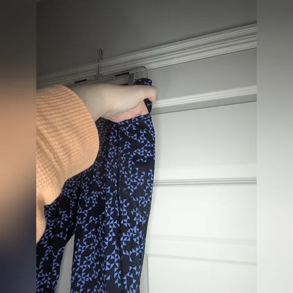 Sweaty Betty L (US 12) Zero Gravity 7/8 Length Black with Light Blue Geometric - Picture 3 of 14